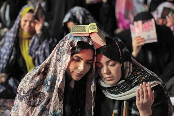 Mujeres musulmanas antes de la tradicional oración Laylat al-Qadr: una de las noches más importantes del mes sagrado de Ramadán, ante la mezquita Imamzadeh Saleh de Teherán, Irán. - Sputnik Mundo