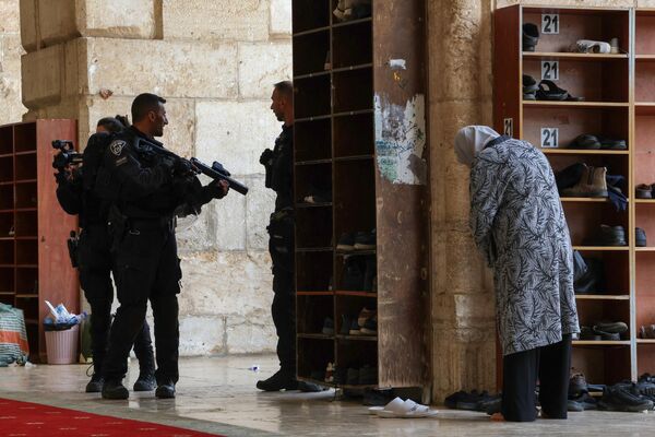 Efectivos de seguridad de Israel ante la mezquita de Al-Aqsa, en el Monte del Templo de Jerusalén. - Sputnik Mundo