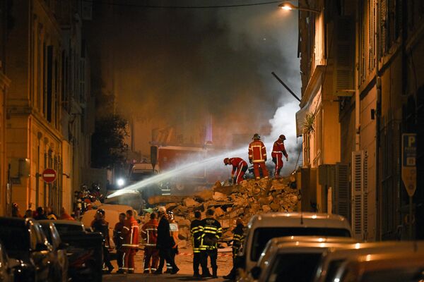 Socorristas en el lugar del derrumbe de un edificio en Marsella, sur de Francia. - Sputnik Mundo
