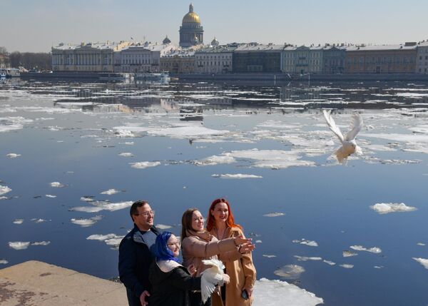 Unos turistas en la Flecha de la isla de Vasilevski en San Petersburgo. - Sputnik Mundo