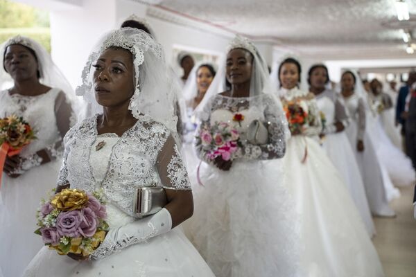 Las novias de una boda multitudinaria en una iglesia de Zuurbekom, al sur de Johannesburgo, Sudáfrica. - Sputnik Mundo