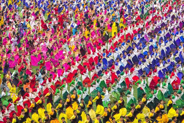 Bailarines de Bihu vestidas con trajes tradicionales se reunieron en Guwahati (India) en un espectáculo multitudinario de danza folclórica con unos 11.000 participantes para batir el récord mundial Guinness. - Sputnik Mundo