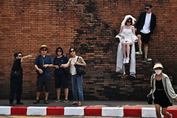 Turistas en la Puerta de Ta Pae en Chiang Mai, Tailandia. - Sputnik Mundo