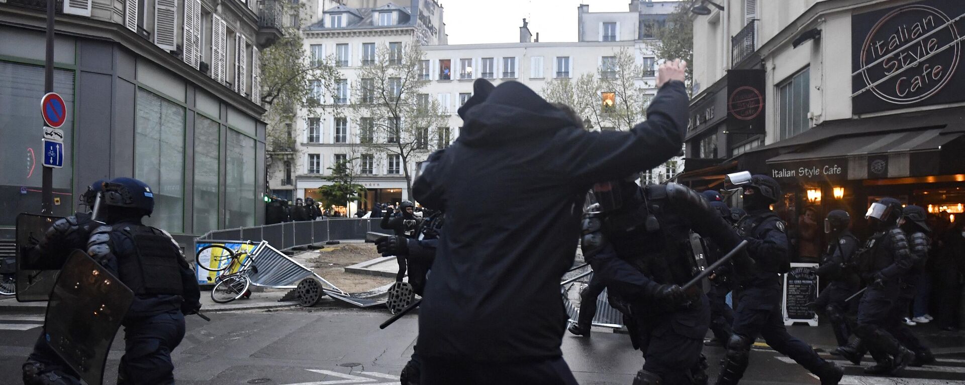 Manifestantes en contra de la reforma de pensiones en Francia se enfrentan con la Policía - Sputnik Mundo, 1920, 14.04.2023