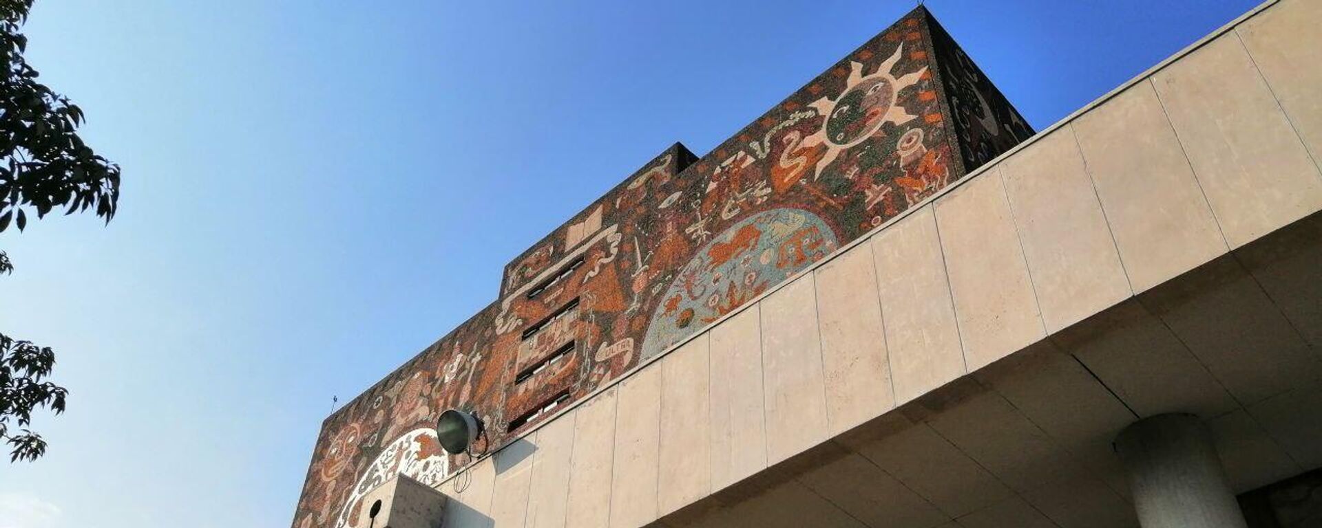Una de las caras del mural de Juan O'Gorman que reviste la Biblioteca Central de la UNAM, ubicada en Ciudad Universitaria, Ciudad de México - Sputnik Mundo, 1920, 15.04.2023