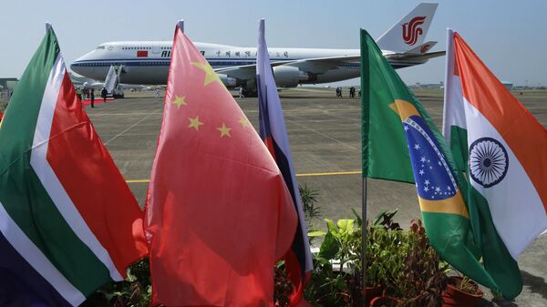 Banderas de los cinco países que componen el BRICS - Sputnik Mundo