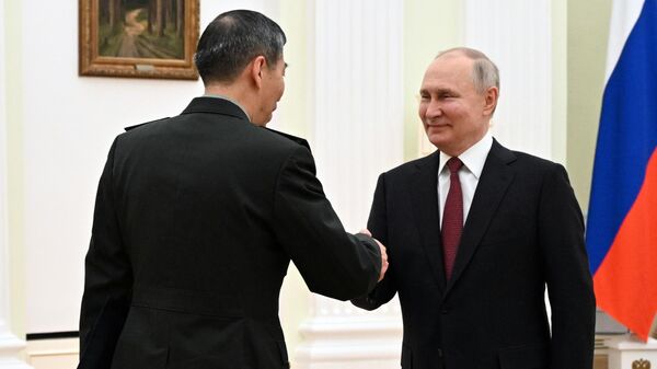 Reunión del presidente ruso, Vladímir Putin, con el ministro de Defensa de China, Li Shangfu en la capital rusa - Sputnik Mundo