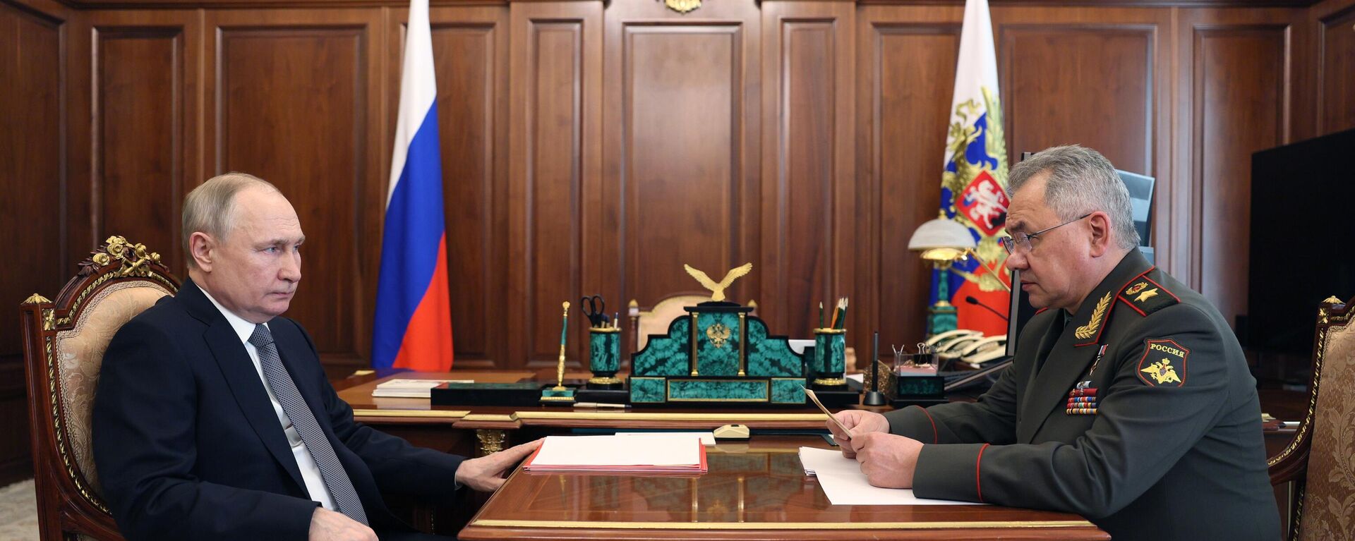 El presidente ruso, Vladímir Putin, en una reunión con el ministro de Defensa, Serguéi Shoigú. - Sputnik Mundo, 1920, 17.04.2023