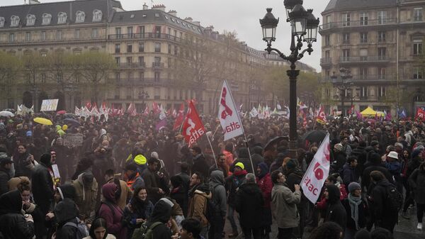 Protestas por la reforma de las pensiones en París, Francia - Sputnik Mundo