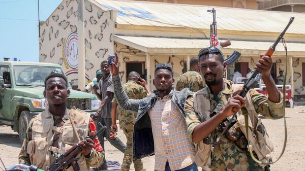 Soldados del ejército sudanés, leales al jefe del ejército Abdel Fattah al-Burhan, en la base de las Fuerzas de Apoyo Rápido (RSF, por sus siglas en inglés) en la ciudad de Puerto Sudán, en el Mar Rojo, el 16 de abril - Sputnik Mundo