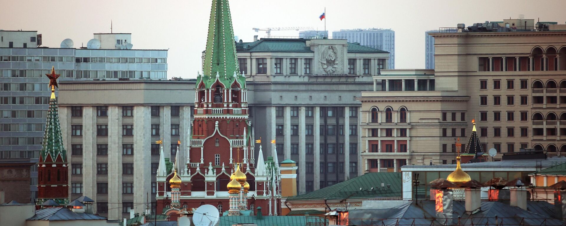 Las torres del Kremlin de Moscú y el edificio de la Duma Estatal rusa  - Sputnik Mundo, 1920, 16.06.2024