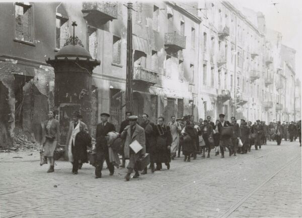 En 1942, los nazis empezaron a transportar personas del gueto de Varsovia al campo de exterminio de Treblinka. - Sputnik Mundo