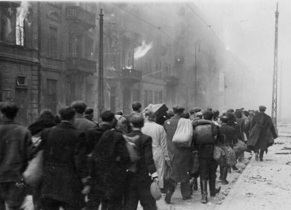Los insurgentes intentaron bloquear el acceso de los nazis al gueto, pero ellos respondieron prendiendo fuego a los edificios, convirtiendo el gueto en una trampa ardiente. - Sputnik Mundo