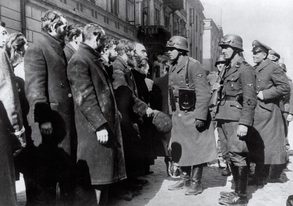 La resistencia de los prisioneros duró aproximadamente un mes. El 16 de mayo de 1943, los nazis volaron la Gran Sinagoga de Varsovia y ocuparon el gueto. - Sputnik Mundo