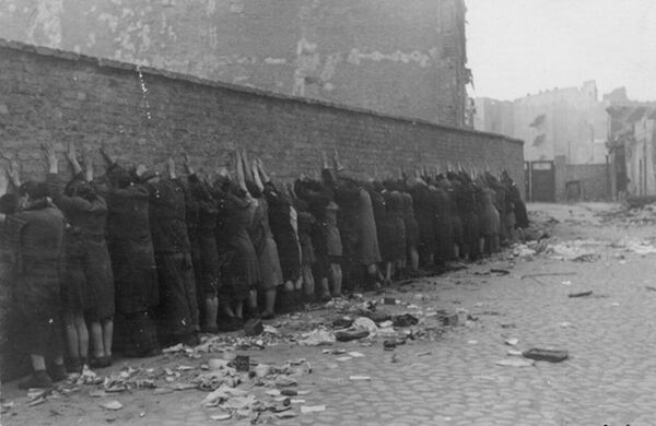 Los nazis calcularon que lograron capturar a más de 56.000 personas. Todos los cautivos fueron enviados a los campos de exterminio de Treblinka y Majdanek. - Sputnik Mundo