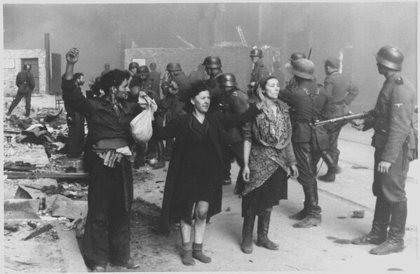 El levantamiento del gueto de Varsovia fue la primera rebelión antinazi a gran escala en la Europa ocupada. Sus participantes dieron ejemplo de resistencia al nazismo, a los prisioneros de otros guetos, campos de concentración y a los habitantes de todos los territorios ocupados por Alemania. - Sputnik Mundo