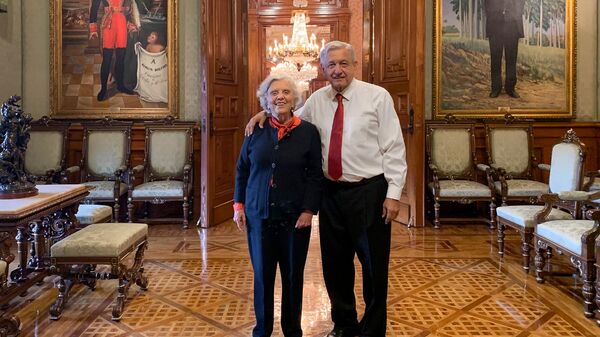 La escritora Elena Poniatowska y Andrés Manuel López Obrador, presidente de México - Sputnik Mundo