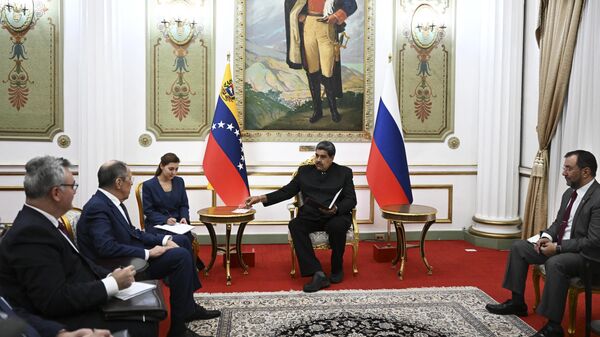 El ministro ruso de Asuntos Exteriores, Sergei Lavrov, y el presidente venezolano, Nicolás Maduro, hablan durante una reunión en el Palacio Presidencial de Miraflores, en Caracas, el 18 de abril de 2023. - Sputnik Mundo