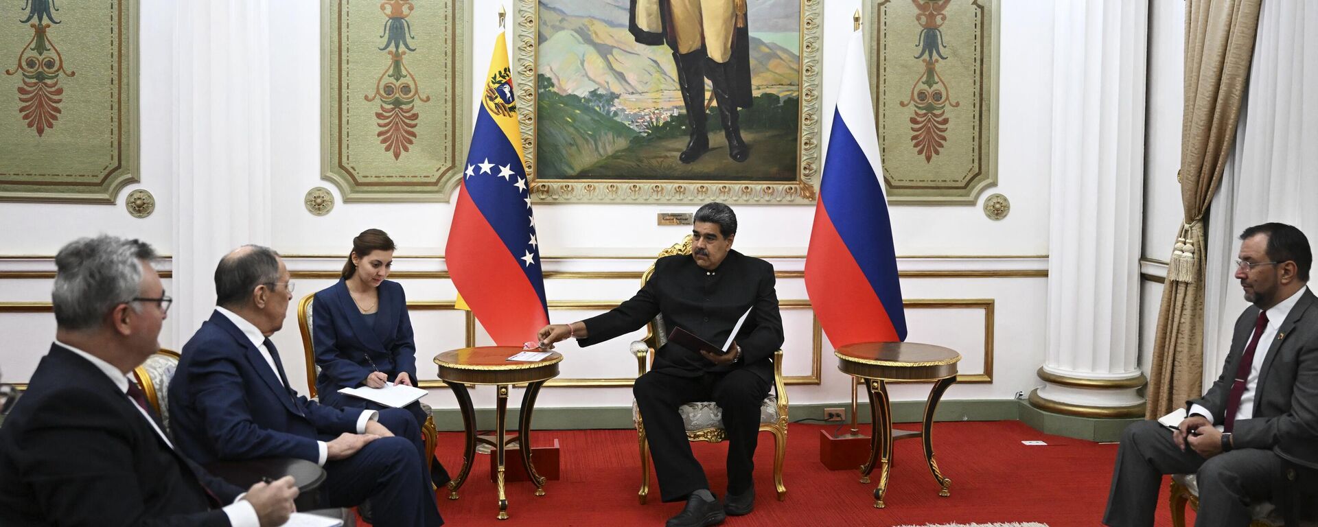 El ministro ruso de Asuntos Exteriores, Sergei Lavrov, y el presidente venezolano, Nicolás Maduro, hablan durante una reunión en el Palacio Presidencial de Miraflores, en Caracas, el 18 de abril de 2023. - Sputnik Mundo, 1920, 19.04.2023