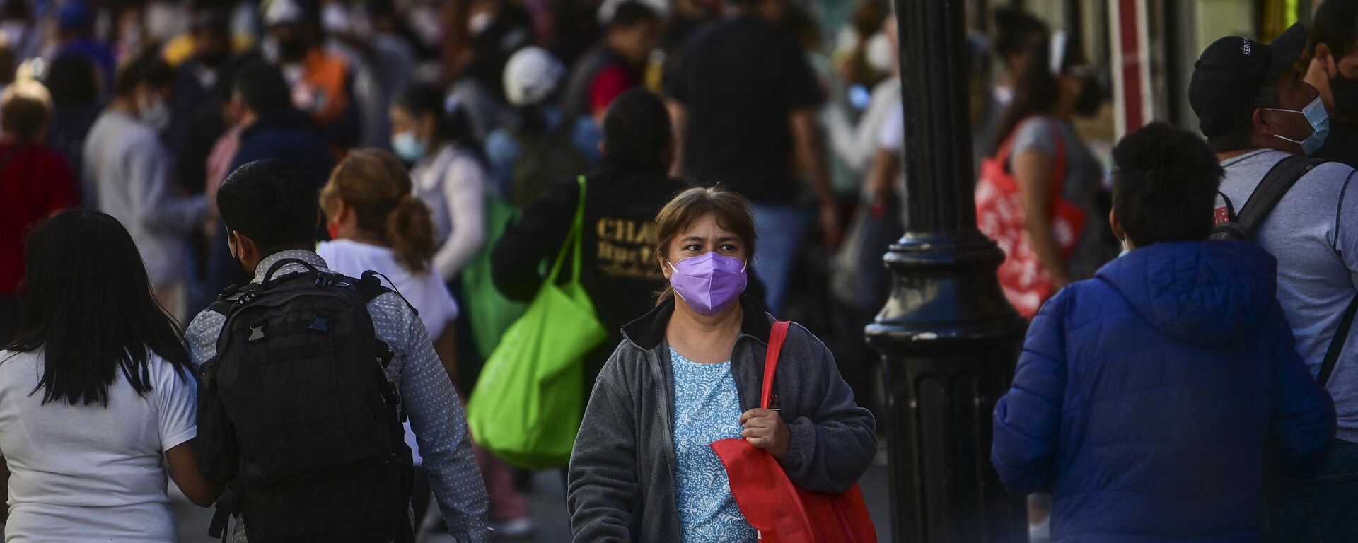 Vista de personas en el centro de Ciudad de México, el 3 de febrero de 2021, cuando el índice de desempleo subió a causa de la pandemia de coronavirus (imagen referencial).  - Sputnik Mundo, 1920, 20.04.2023
