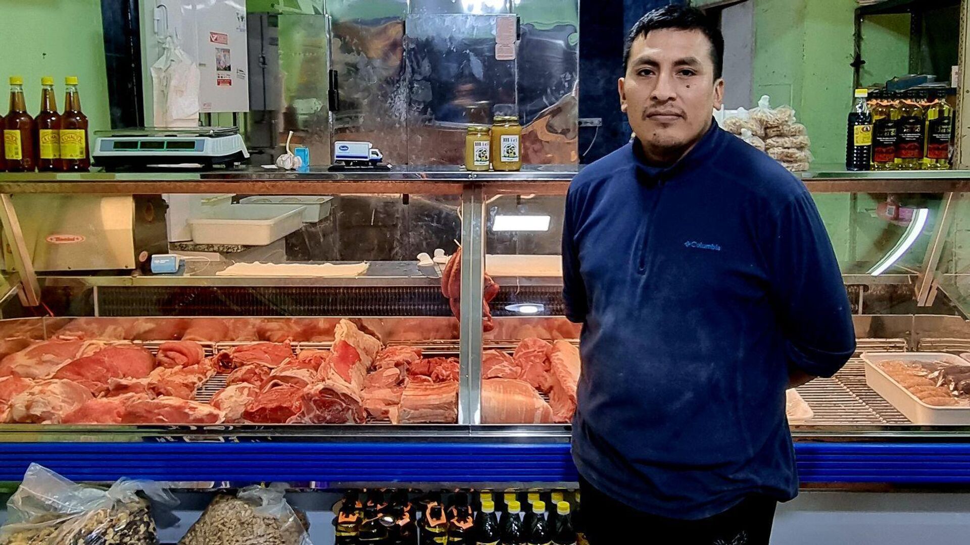 Luis tiene 35 años y es dueño de una verdulería y carnicería en el centro de la Ciudad de Buenos Aires - Sputnik Mundo, 1920, 20.04.2023