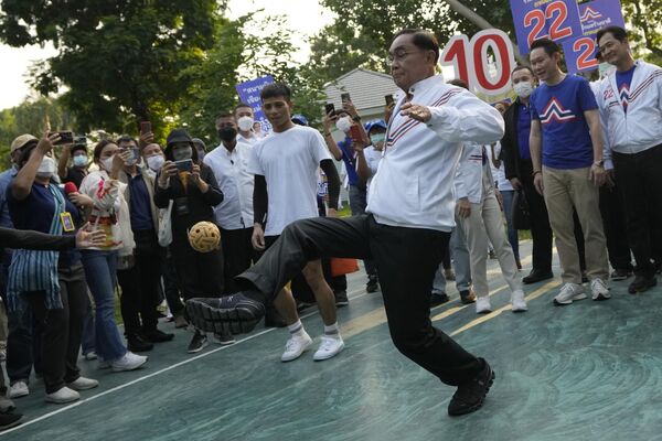 El primer ministro tailandés, Prayuth Chan-ocha, juega al sepak takraw, también conocido como voleibol de puntapié, durante un acto electoral en el parque Lumpini, en el centro de Bangkok. - Sputnik Mundo
