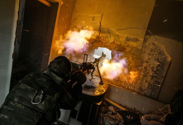 Un combatiente ruso dispara una ametralladora DShK contra el enemigo en el centro de Artiómovsk (Bajmut), República Popular de Donetsk. - Sputnik Mundo