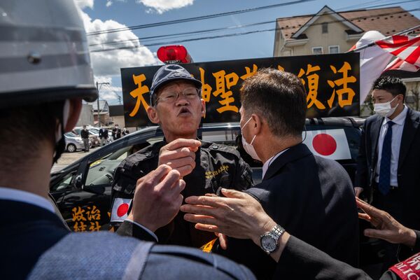 La policía bloquea a activistas de derecha que intentan acercarse a manifestantes contra la reunión de ministros de Asuntos Exteriores del G7 en Karuizawa, prefectura de Nagano, Japón. - Sputnik Mundo