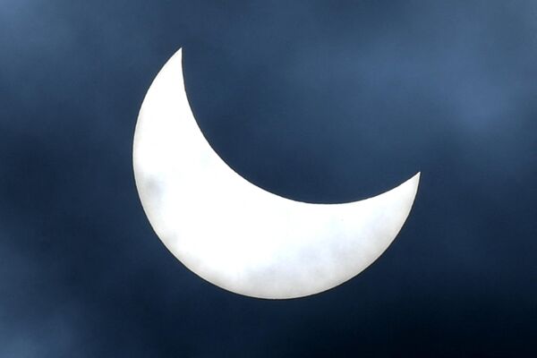 Fase parcial de un eclipse solar híbrido observado en Bali, Indonesia. - Sputnik Mundo