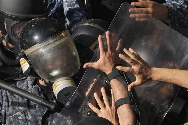 Soldados de las fuerzas especiales de la policía libanesa chocan con veteranos de las fuerzas de seguridad libanesas que intentan abrirse paso hasta edificios gubernamentales para protestar contra los recortes de sus pensiones. - Sputnik Mundo