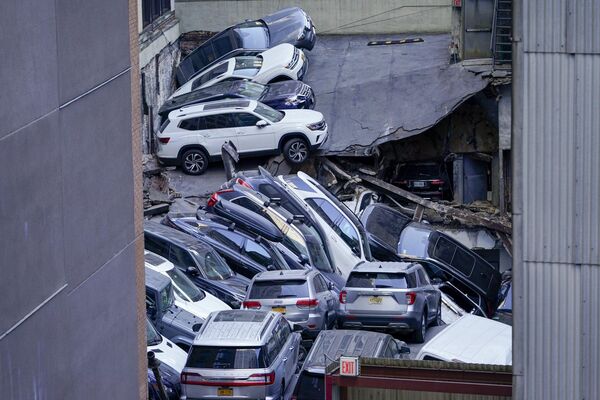 Coches en un aparcamiento colapsado en el Distrito Financiero de Manhattan, Nueva York. - Sputnik Mundo