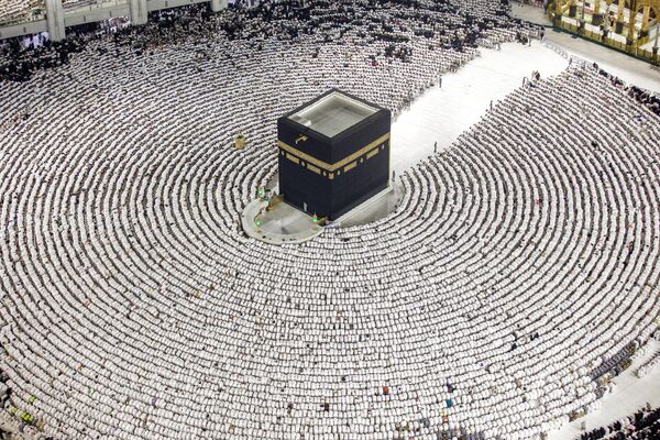 Los fieles musulmanes rezan alrededor de la Kaaba, el santuario principal del islam, situado en el centro de la Gran Mezquita de La Meca, Arabia Saudita. - Sputnik Mundo