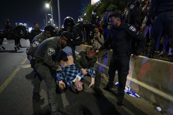 La policía israelí dispersa a manifestantes contra la reforma judicial que bloquean una autopista en Tel Aviv. - Sputnik Mundo