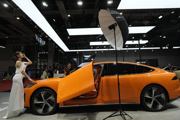 El coche eléctrico Y7 de la empresa china Yuanhang Motors. - Sputnik Mundo