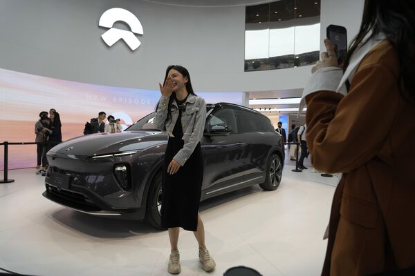 El mercado del automóvil en China es actualmente el mayor del mundo. En 2022 se vendieron allí 26,8 millones de coches nuevos.En la foto: el nuevo vehículo eléctrico ES6 del fabricante chino NIO. - Sputnik Mundo