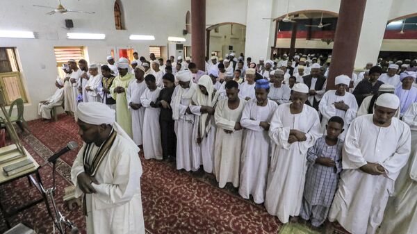 Fieles musulmanes rezan el primer día de Eid al-Fitr en la mezquita de al-Hara al-Rabaa, en el barrio de Juraif Gharb de Jartum, Sudán  - Sputnik Mundo