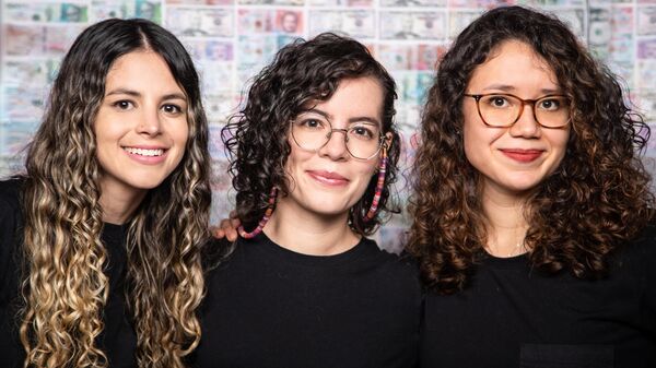 Valerie Cifuentes, María Camila González y Angélica María Benavides cuando crearon Economía para la pípol - Sputnik Mundo
