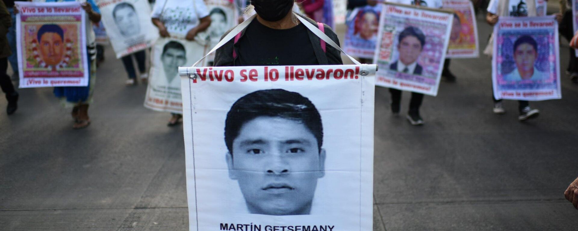 Marcha con motivo de los 100 meses de la desaparición de los 43 normalistas de Ayotzinapa, celebrada en enero de 2023. - Sputnik Mundo, 1920, 27.06.2023