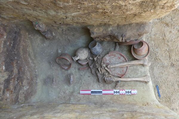 Huesos de pierna de esqueleto en objetos funerarios de cerámica. - Sputnik Mundo