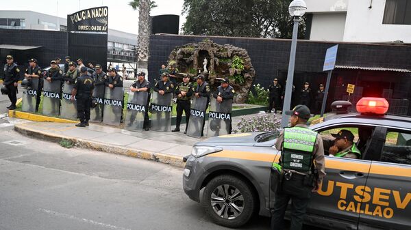 La policía peruana monta guardia frente al Departamento de Aviación de la Policía Nacional - Sputnik Mundo