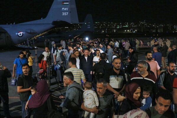 Estados Unidos evacuó su Embajada en una hora, utilizando helicópteros y fuerzas especiales para proporcionar la protección.En la foto: extranjeros evacuados de Sudán en el aeropuerto militar de Ammán, Jordania. - Sputnik Mundo