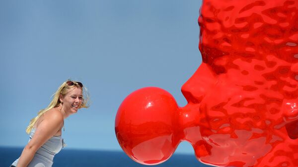 Сabeza de 2 m de un soplador de chicle por la autoría de Qian Sihua en la exposición Escultura junto al mar en Sydney, Australia. - Sputnik Mundo