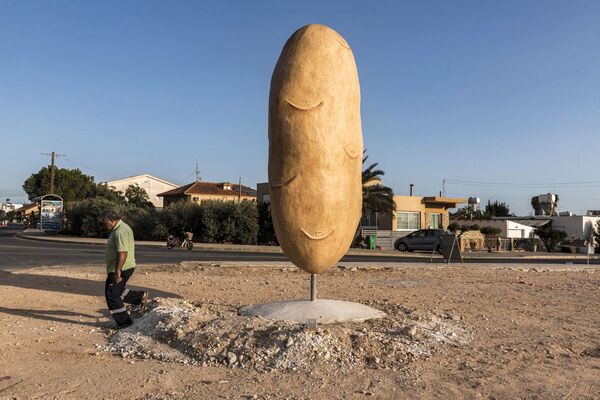 Imagen gigantesca de una patata en el pueblo de Xylofagou, en el sureste de Chipre: una región famosa por la producción de este tubérculo. - Sputnik Mundo
