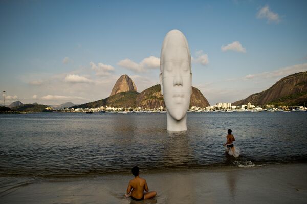 Escultura del artista español Jaume Plensa en la playa de Botafogo, Río de Janeiro, Brasil. - Sputnik Mundo