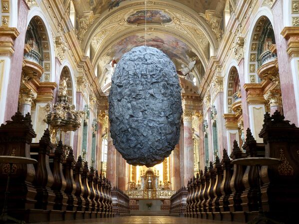 Escultura llamada &quot;Estar en limbo&quot;, de 700 kilogramos y ubicada en una Iglesia de los esuitas en Vienaa, capital de Austria. Los autores son el grupo de arte Steinbrener/Dempf y Huber. - Sputnik Mundo