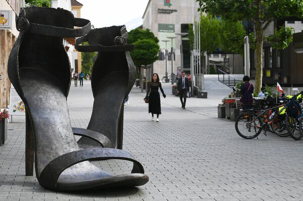 Imagen escultórica de zapatos de mujer en Vaduz, Liechtenstein. - Sputnik Mundo