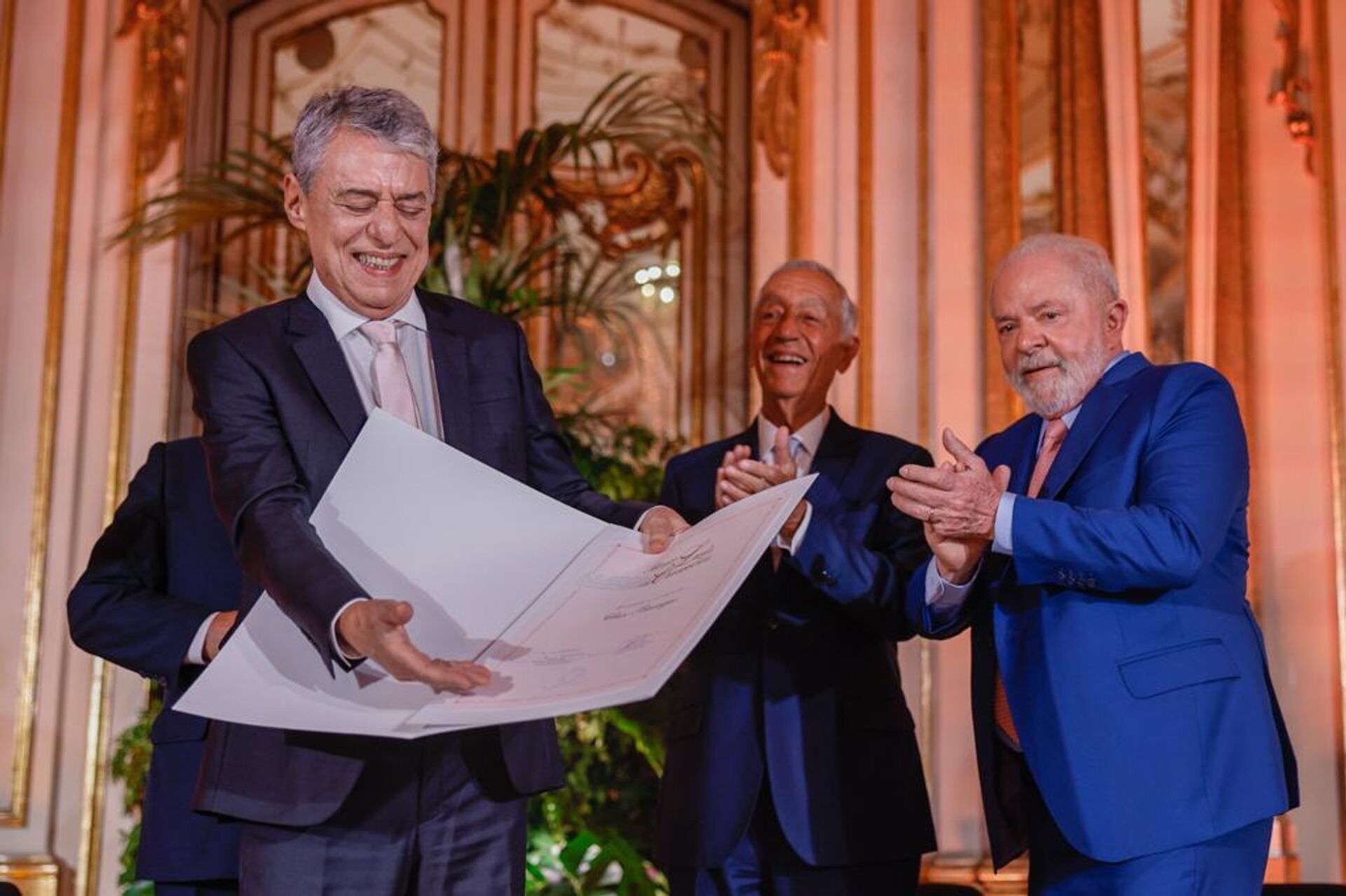 El cantautor y escritor Chico Buarque recibe el premio Camoes de la mano de los mandatarios de Brasil y Portugal - Sputnik Mundo, 1920, 24.04.2023