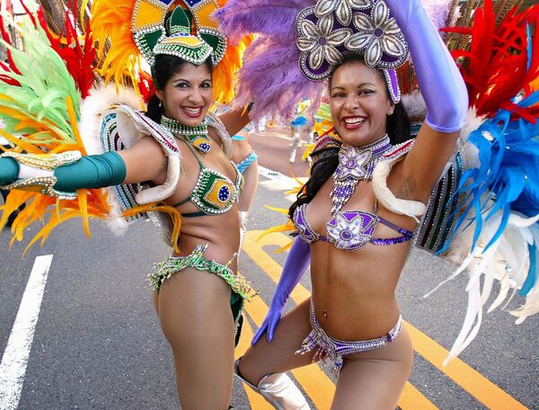 Los creadores de la famosa samba brasileña fueron esclavos de África. Introducida en Río de Janeiro en el siglo XVII, la danza se ha popularizado desde entonces en todo el mundo. Cada año, millones de turistas acuden al carnaval de Río de Janeiro para ver el grandioso desfile de bailarines de samba. A pesar de que hay escuelas de esta danza en muchos otros países del mundo, los brasileños están convencidos de que ningún extranjero puede reproducir exactamente los movimientos del baile. - Sputnik Mundo
