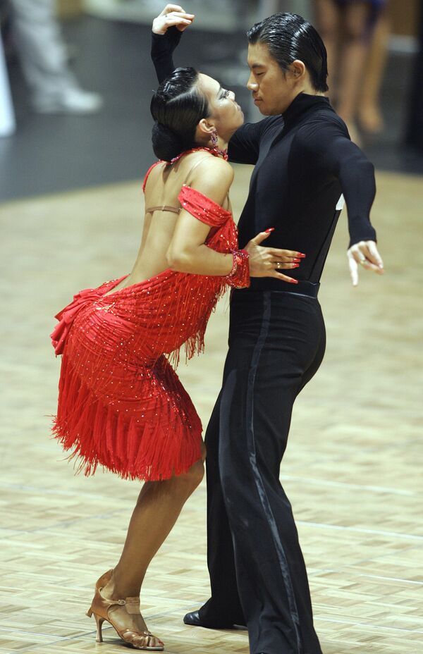 El baile cubano chachachá surgió en 1950 y, como muchas otras danzas latinoamericanas, tiene raíces africanas. Las principales diferencias del chachachá son la agudeza, la expresividad y la claridad. Además, este baile tiene su propio ritmo peculiar, se ejecuta de vez en cuando lentamente, con el típico vaivén de caderas. Se puede bailar en solitario o en pareja. - Sputnik Mundo
