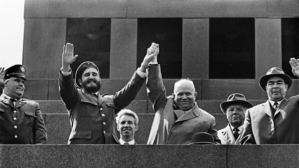 El revolucionario cubano Fidel Castro y el entonces dirigente de la Unión Soviética, Nikita Jruschov, en la tribuna del Mausoleo, Moscú, 1963 - Sputnik Mundo